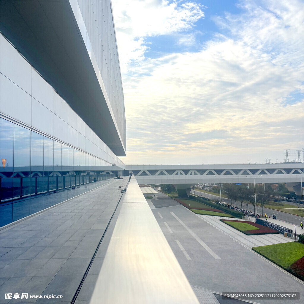 现代风格的宏伟建筑外观