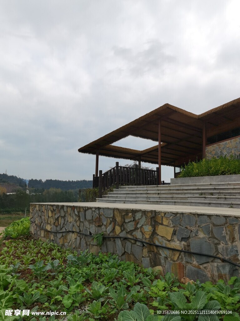 户外石砌平台与顶棚景观