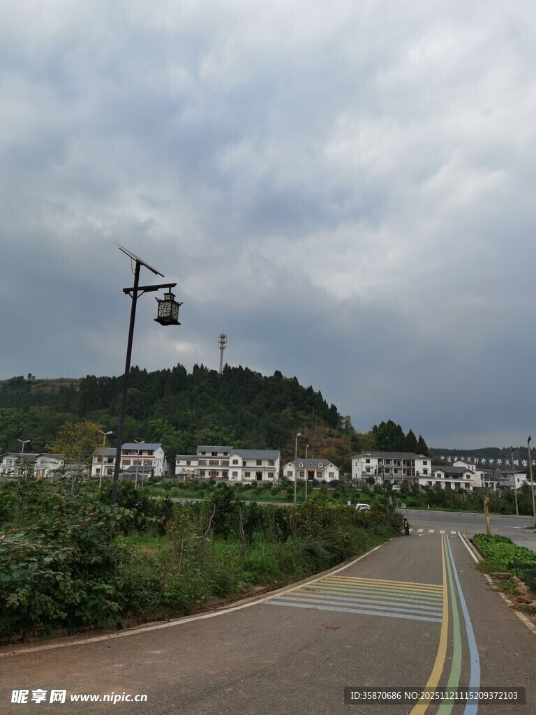 乡村公路旁的风车与民居