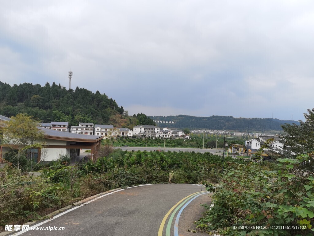 乡村蜿蜒公路田园美景