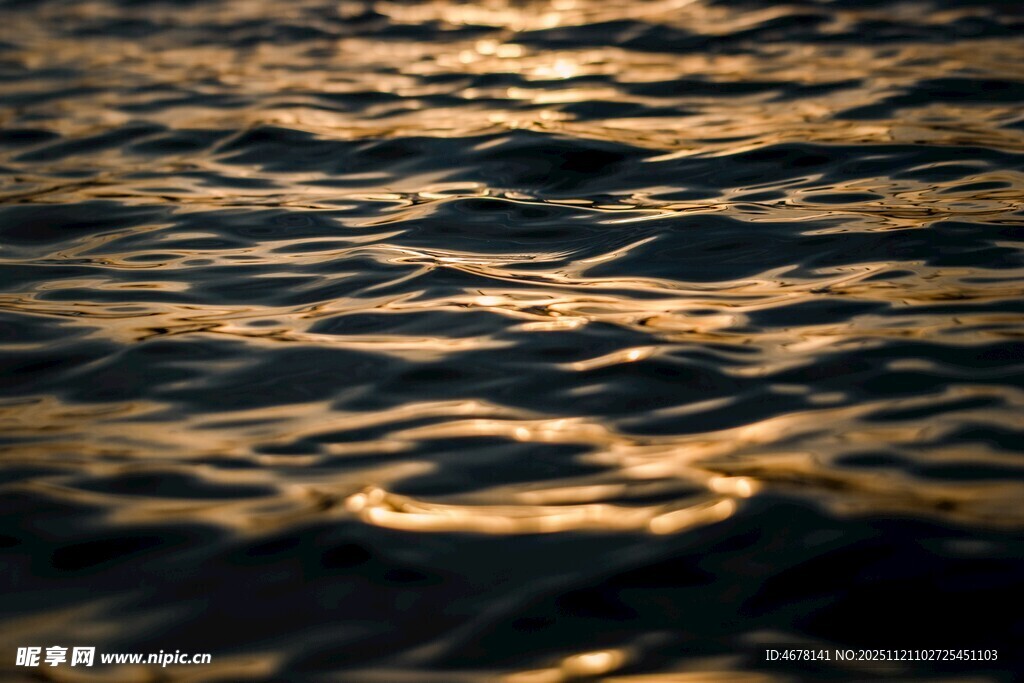 夕阳下波光粼粼的水面