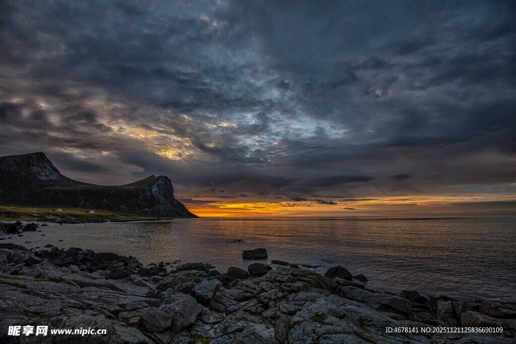 海边日落时分的壮丽景观