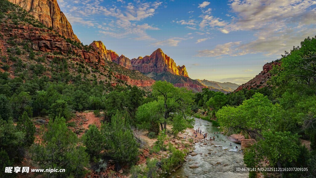 峡谷溪流间的壮美自然景观