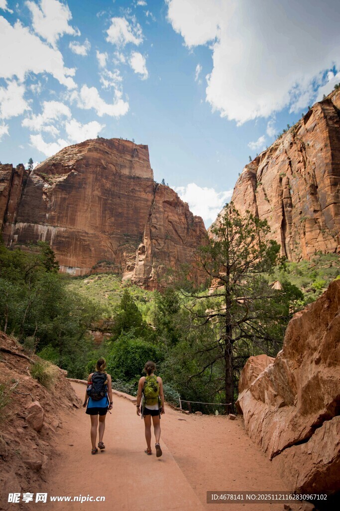 两人徒步于山间小道