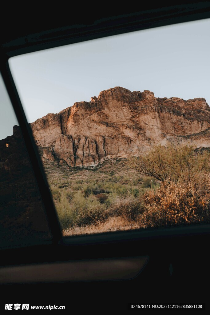 车窗外的壮丽山景