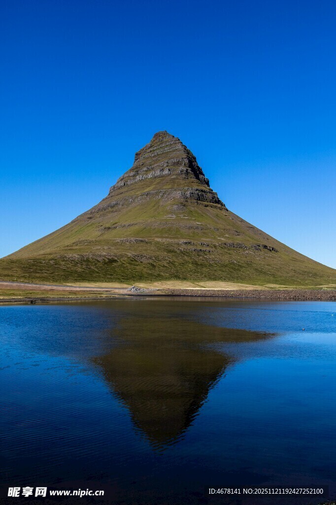 冰岛锥形山峰倒映于湖面
