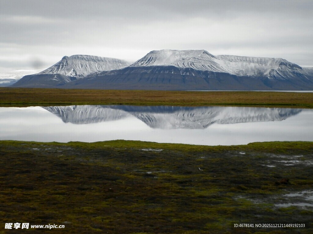 雪山倒映在平静湖面上