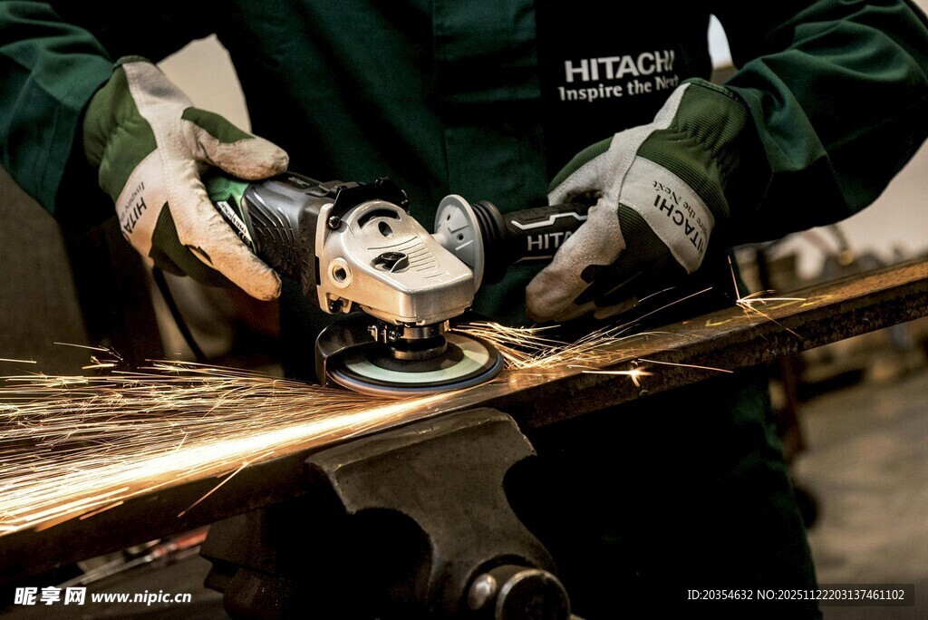 正在切削的工人