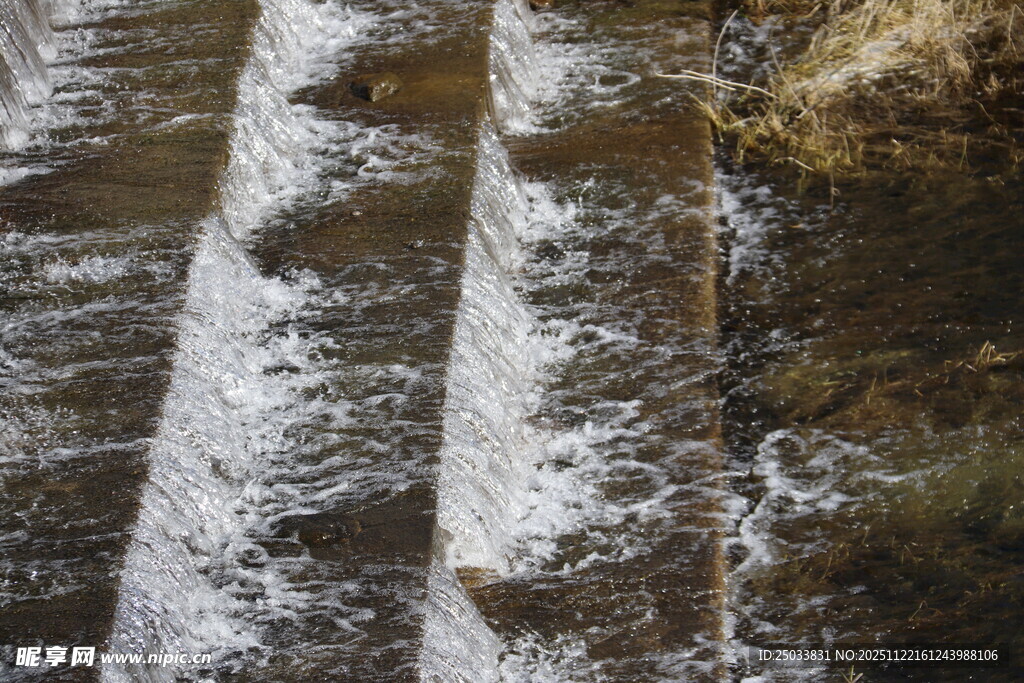 山间流水瀑布景观