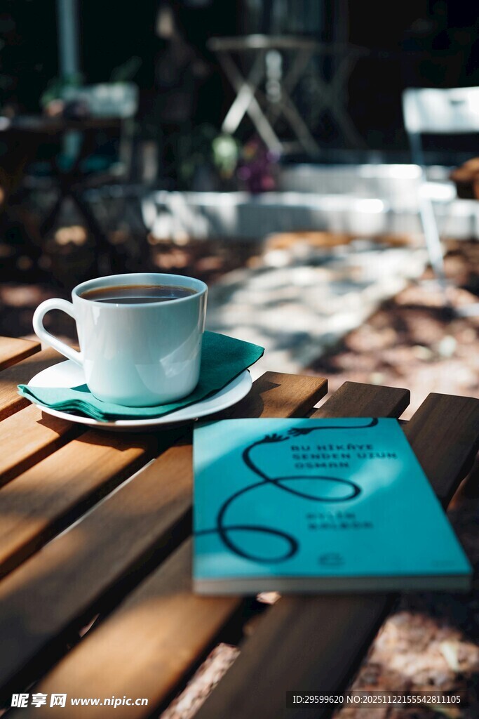 木质桌上的咖啡与唱片