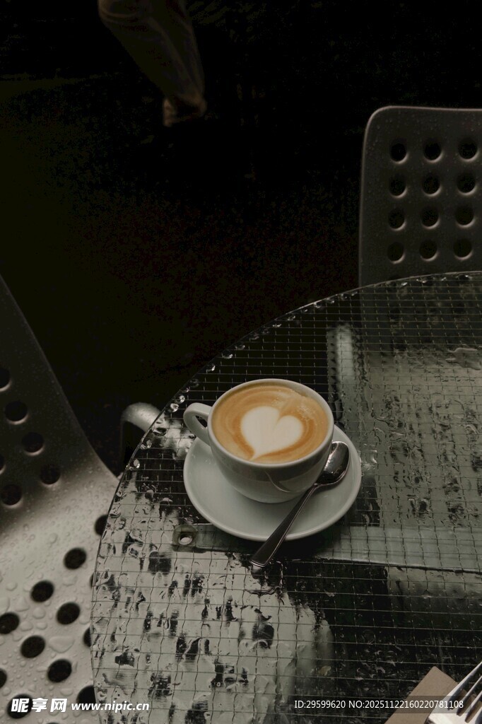 精致拉花咖啡置于桌台