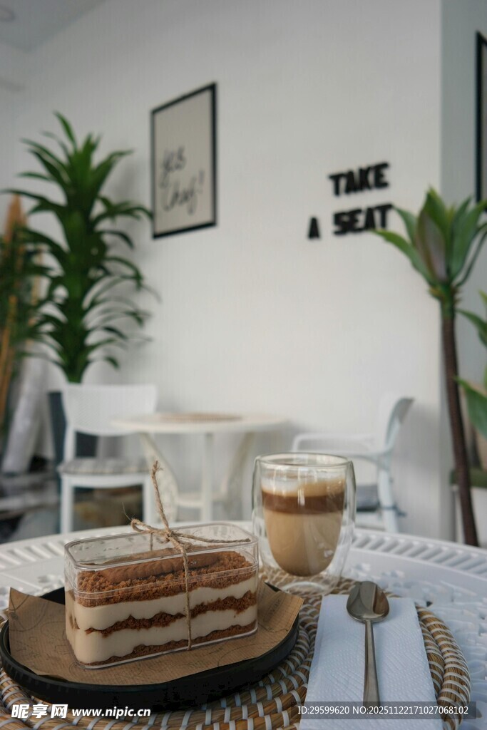 简约室内的美味餐点时刻