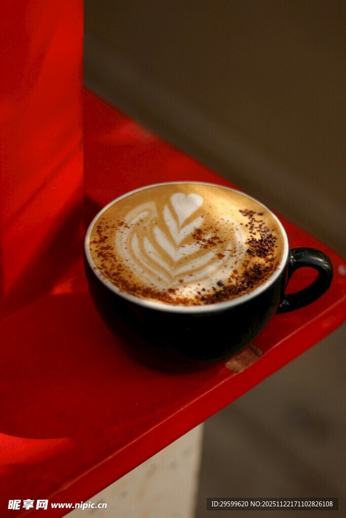 红色台面上的拉花咖啡