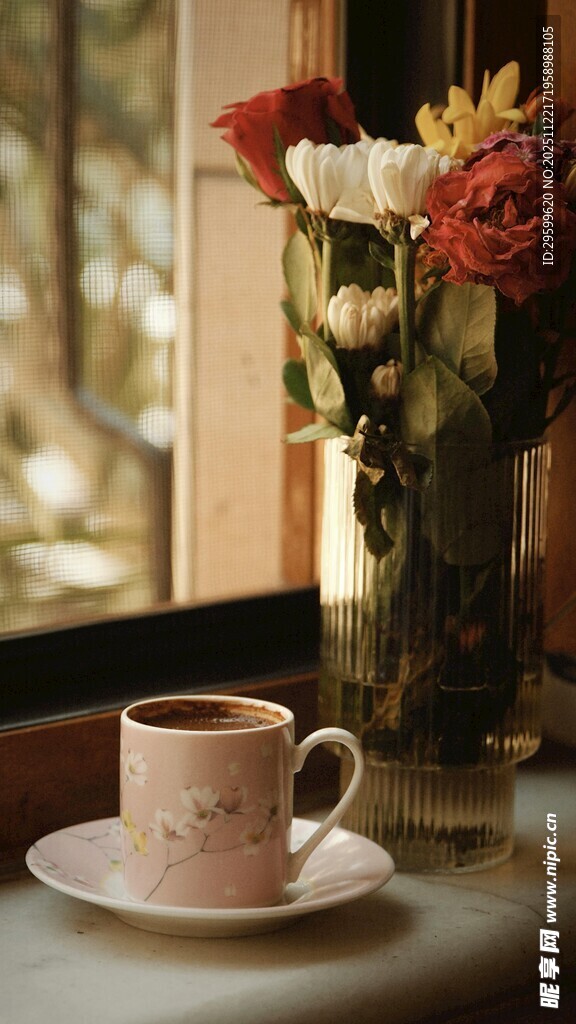 窗边花束旁的精致咖啡杯