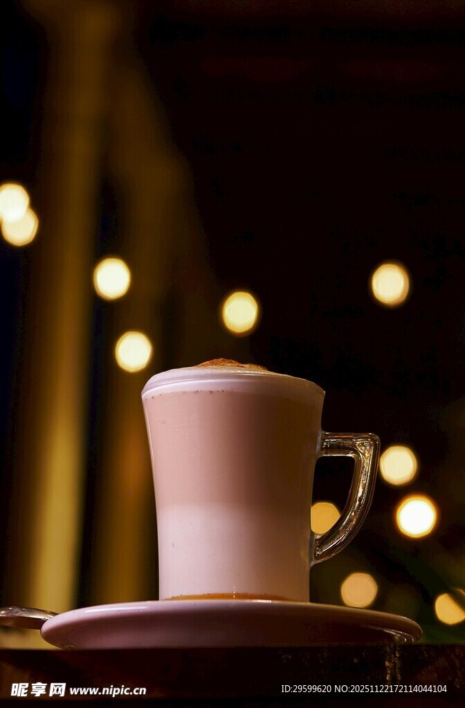 温馨灯光下的咖啡杯