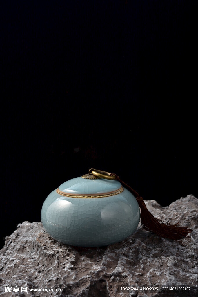 浅蓝色陶瓷摆件置于石上