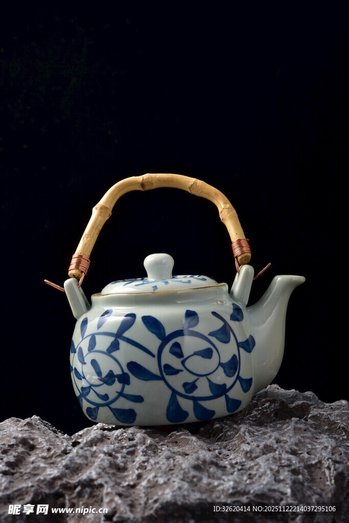 青花提梁壶置于岩石之上