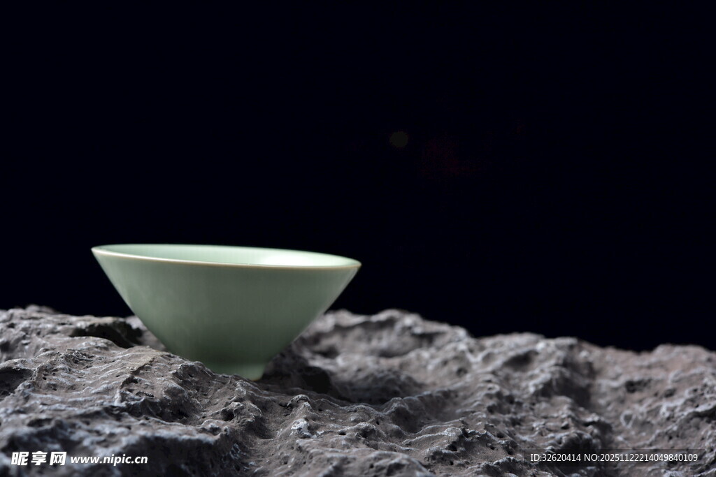 玉碗置于嶙峋岩石之上