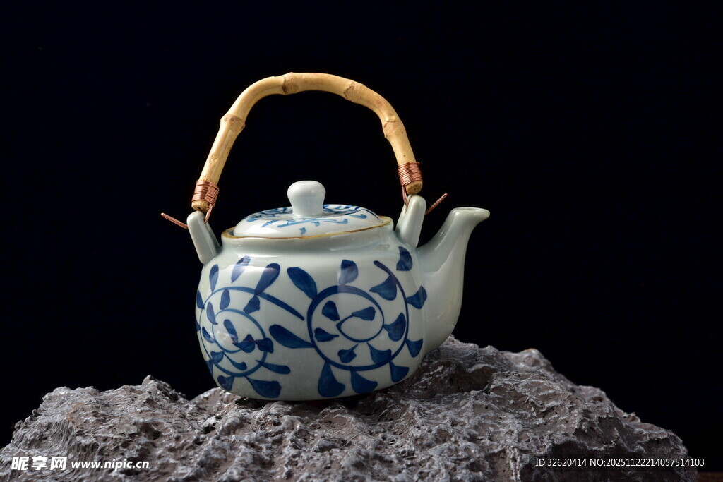 青花提梁茶壶置于石上