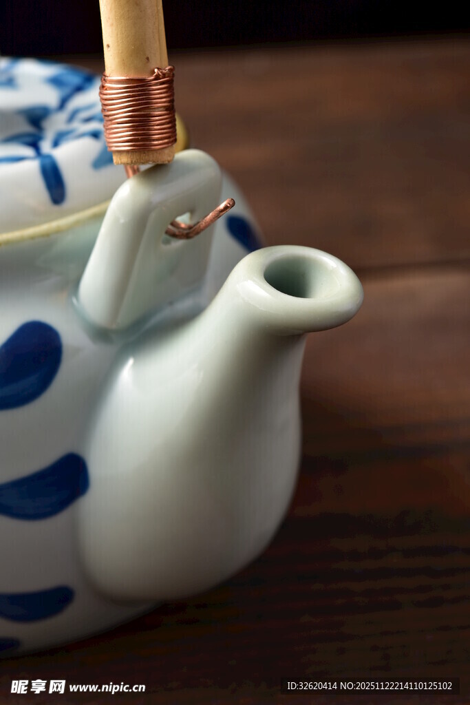 蓝白瓷茶壶