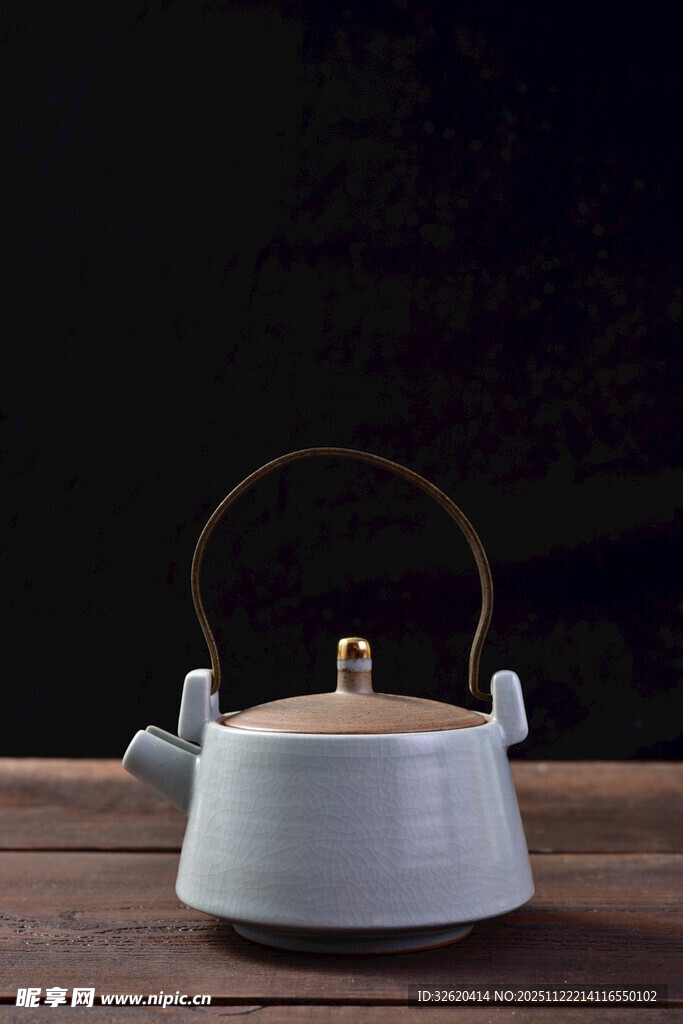 素雅白瓷提梁茶壶