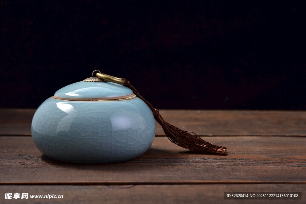 浅蓝色陶瓷罐配挂饰