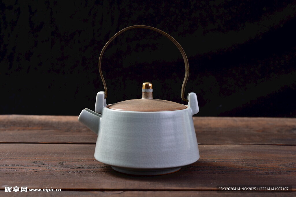 白色提梁茶壶置于木桌