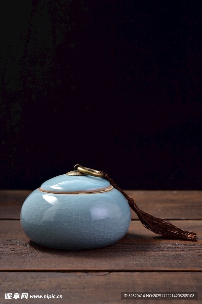 浅蓝色精致陶瓷香盒