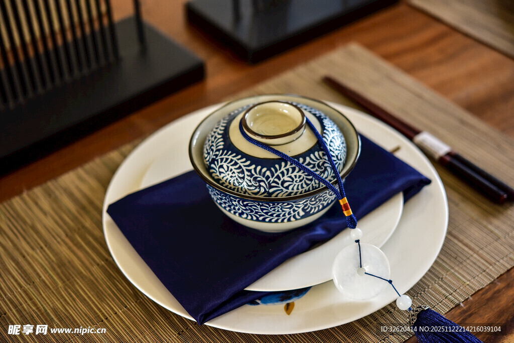 中式茶具摆设于素雅餐碟上