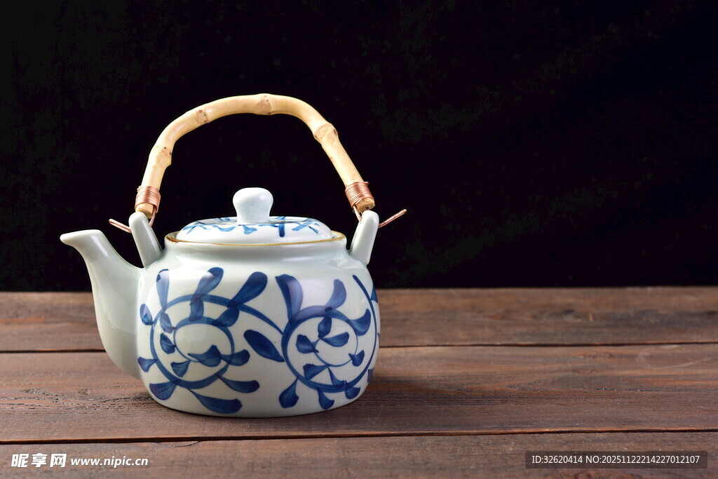 蓝白青花瓷提梁茶壶