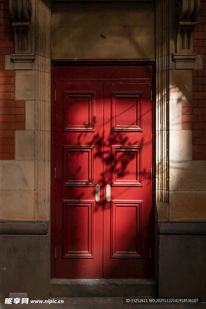 红色复古门饰精美花环