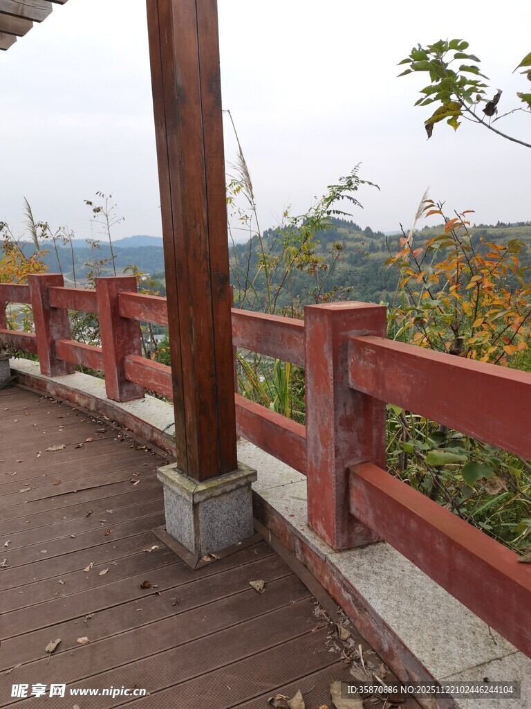 秋日木质观景栈道