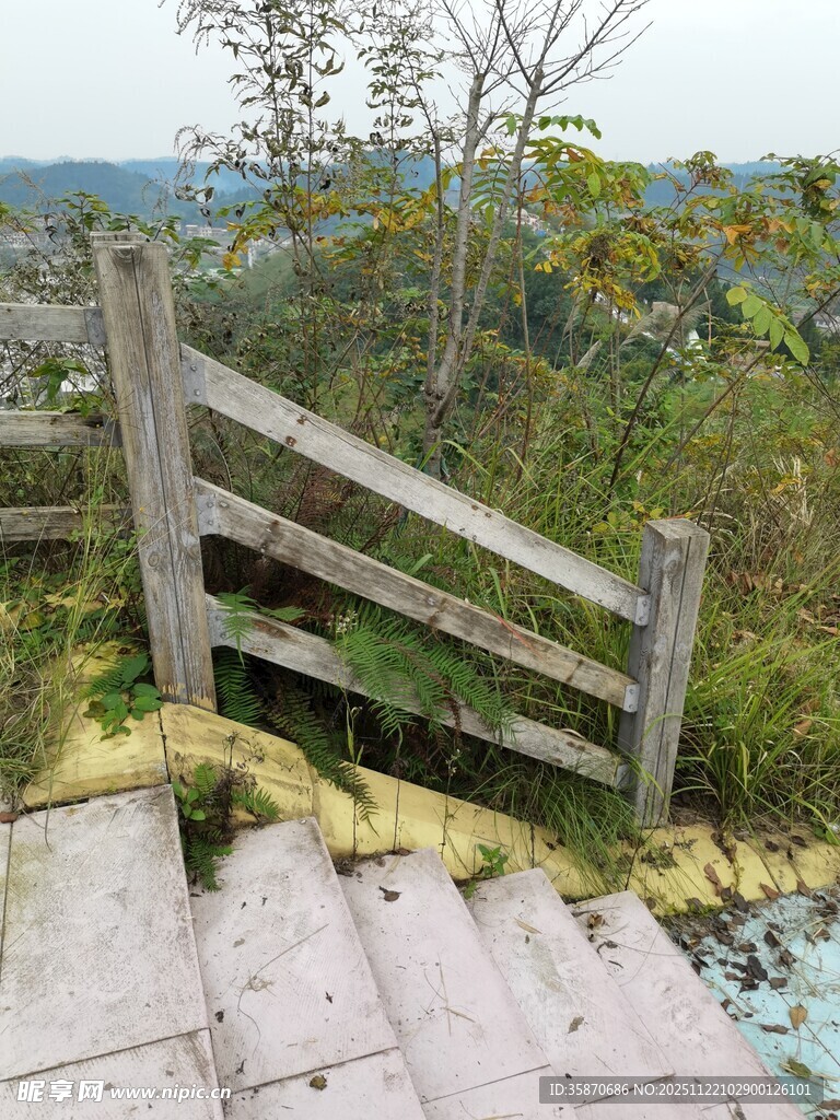 老旧木阶梯与围栏景观