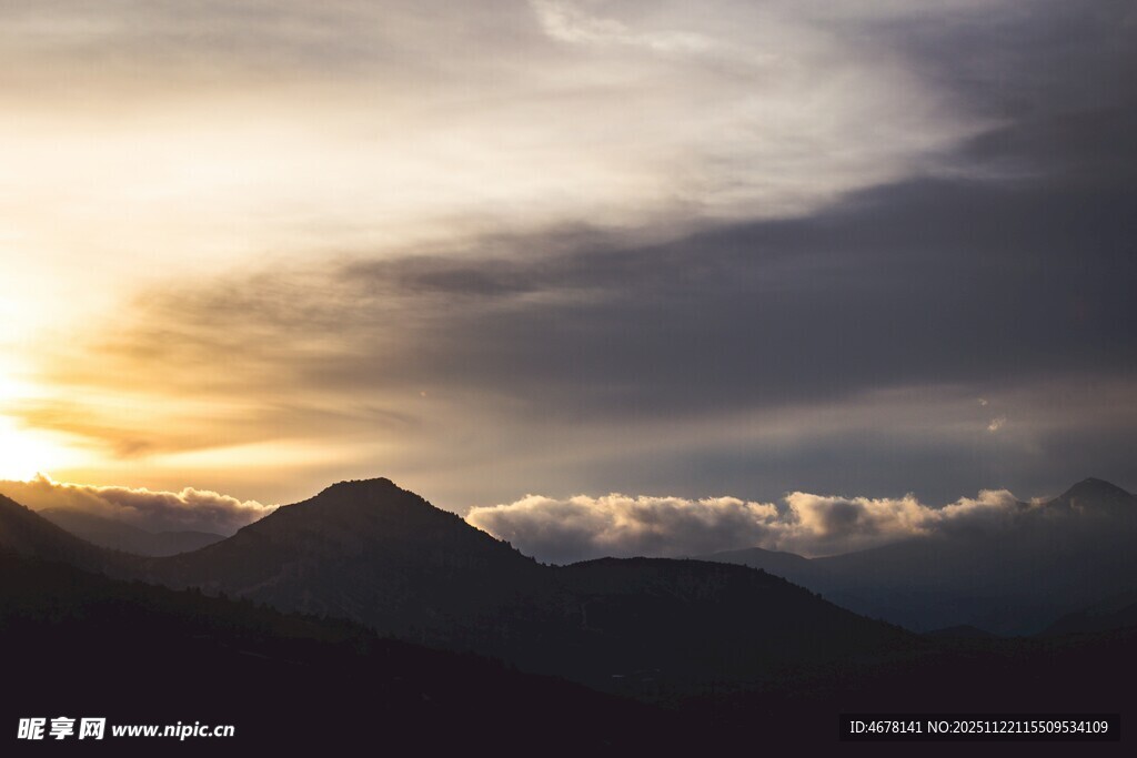 日落时分的壮丽山峦景色