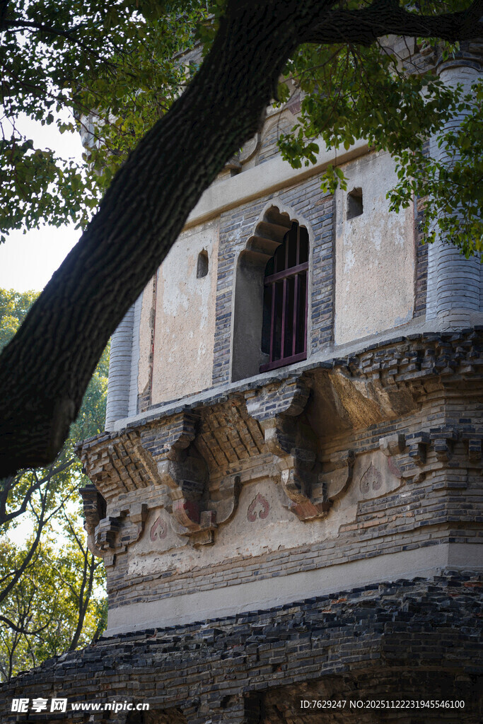 苏州虎丘古老建筑的精致雕刻细节