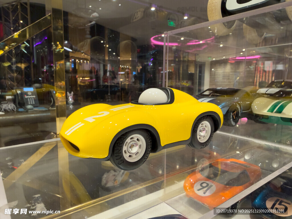 黄色复古玩具跑车展示