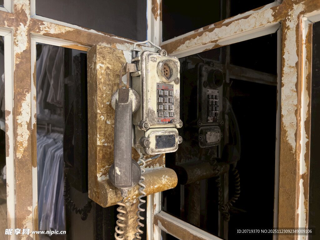 老旧生锈的工业电话机