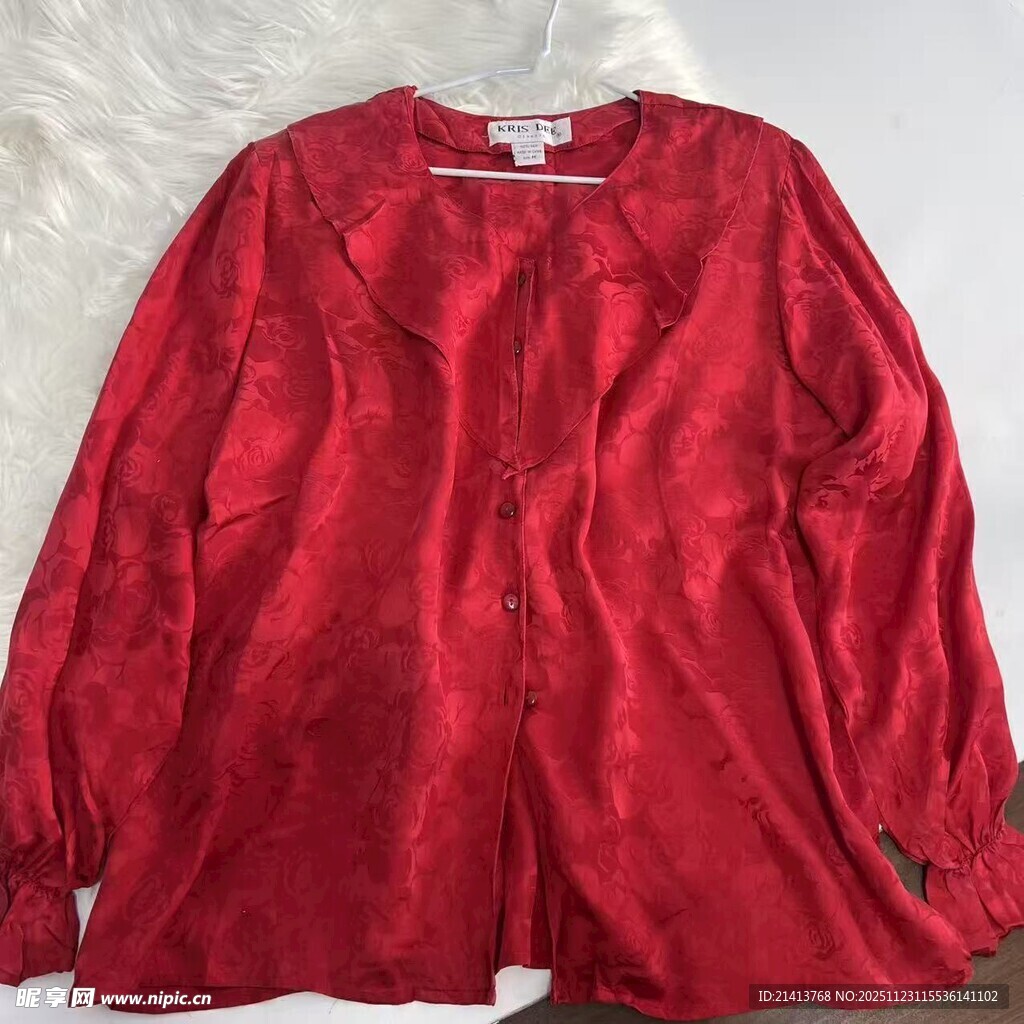 红色印花长袖上衣展示