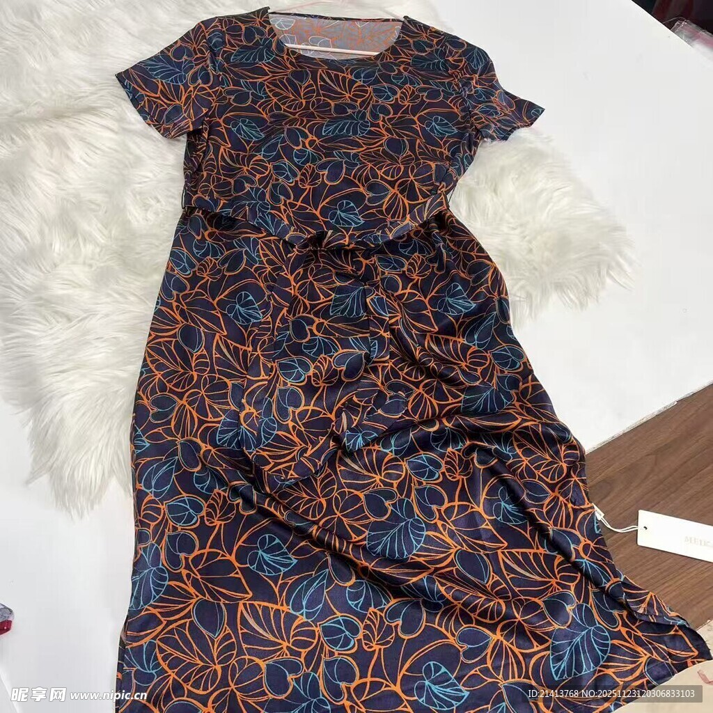 复古花纹连衣裙展示