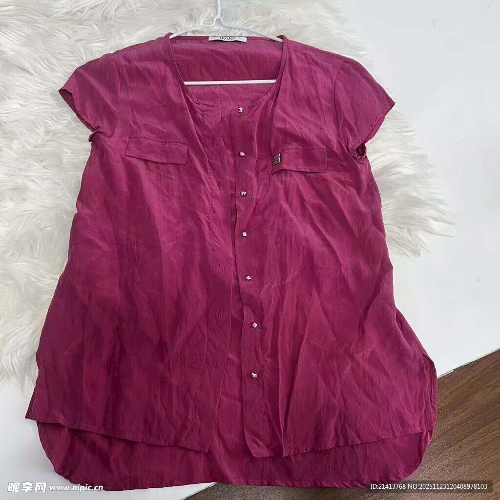 玫红色无袖衬衫