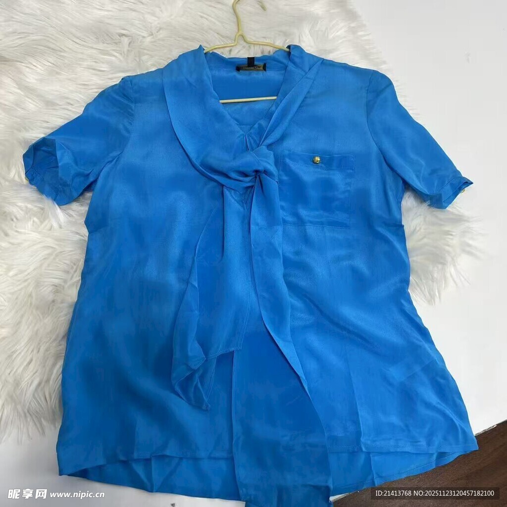 蓝色短袖上衣展示