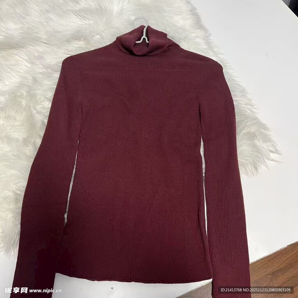 酒红色高领针织女士上衣