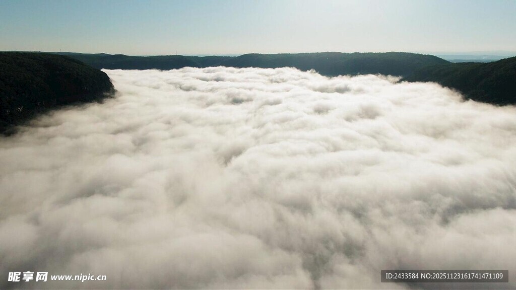 云海翻涌的壮丽自然景观