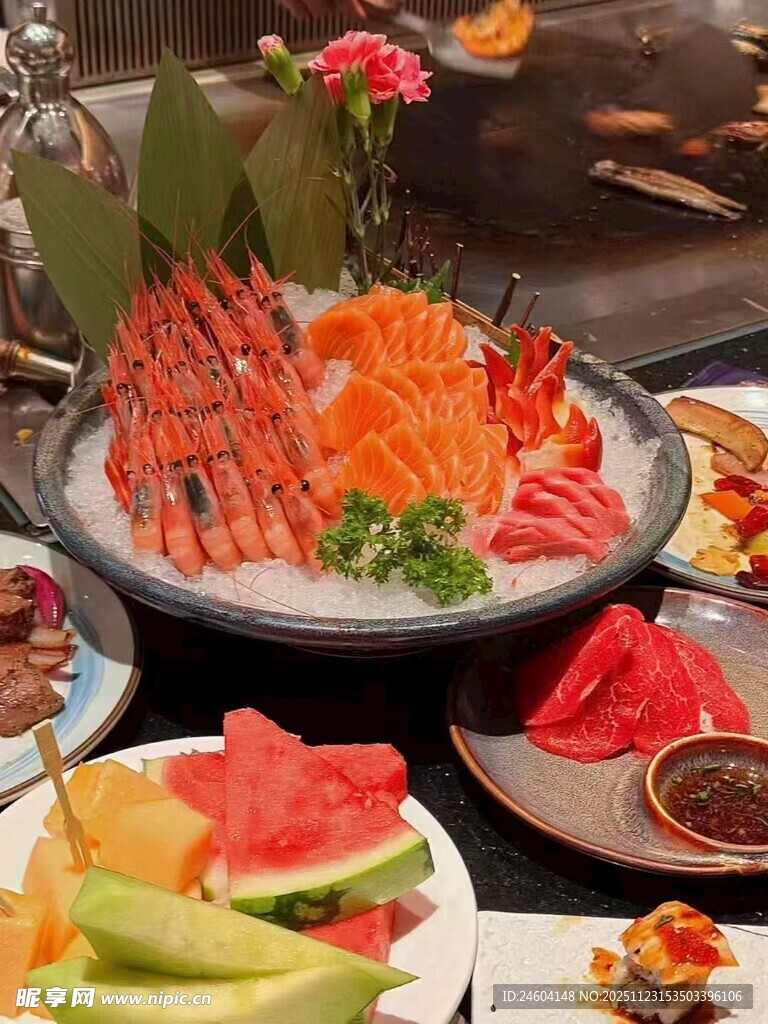 丰盛刺身拼盘与多样水果