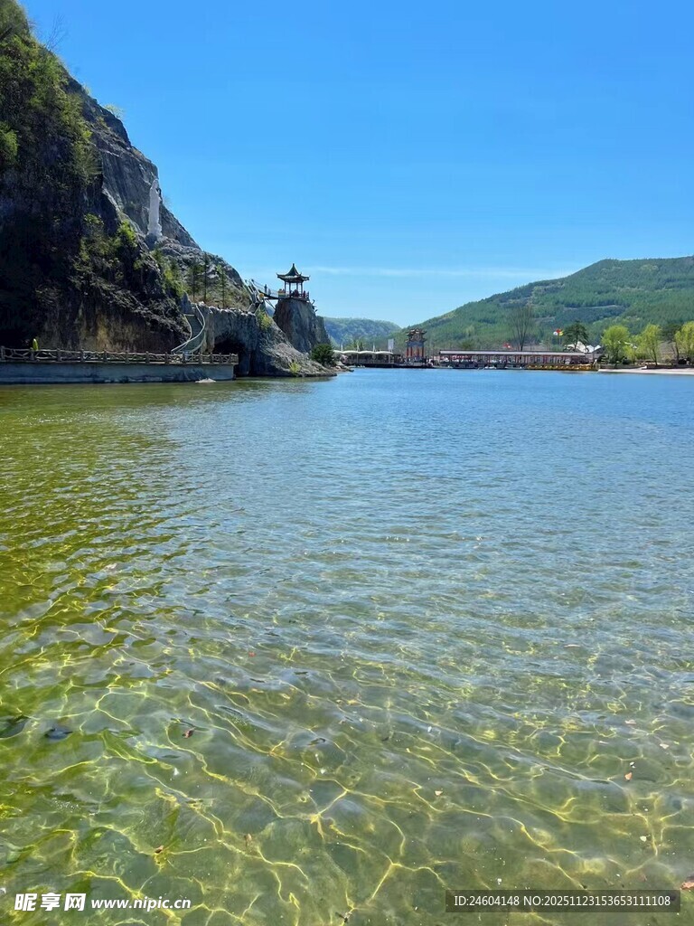 清澈湖水与远处山峦美景