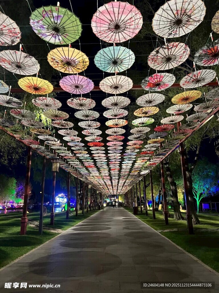 伞状装饰打造梦幻通道