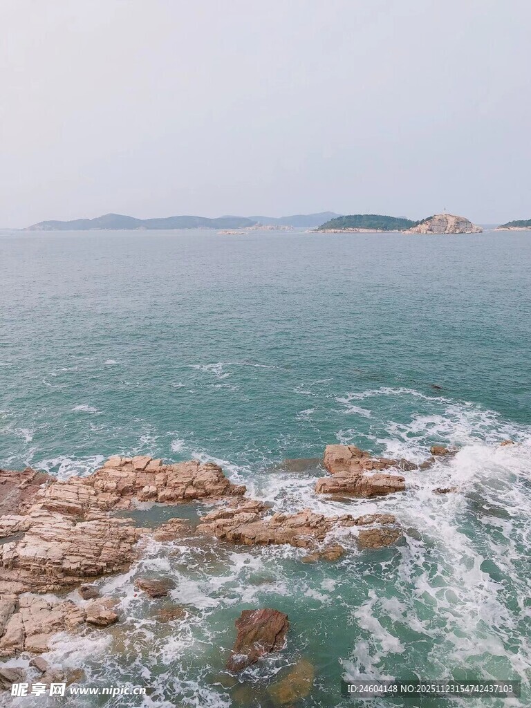 海边礁石与翻涌海浪