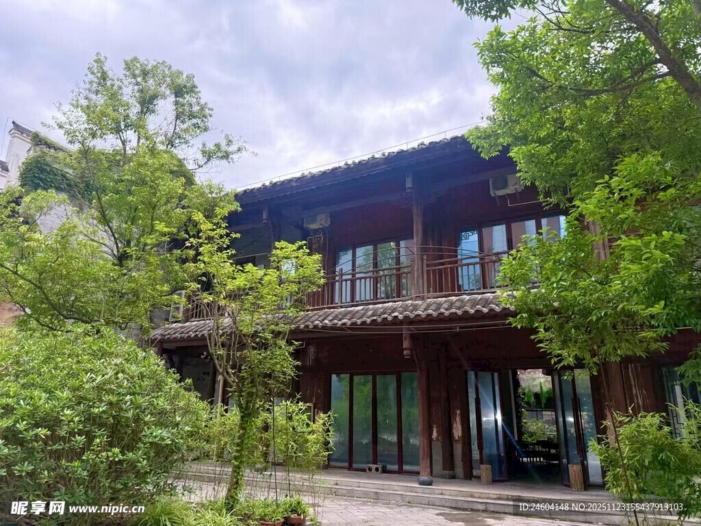 山林间的木质两层度假屋