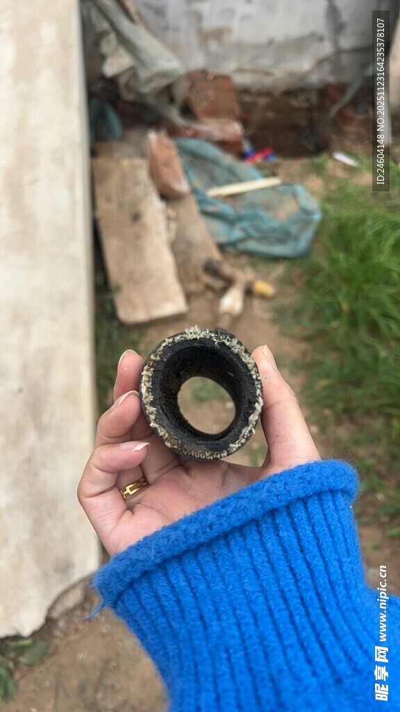 手握着的金属小物件