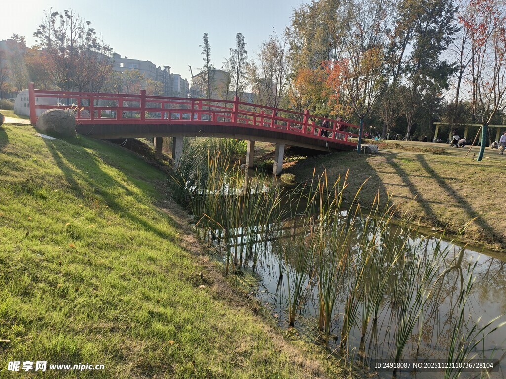 秋日河畔红桥风景图